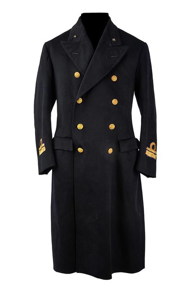 Capitano di corvetta della Regia Marina, Cappotto in panno blu scuro con insegne e bottoni