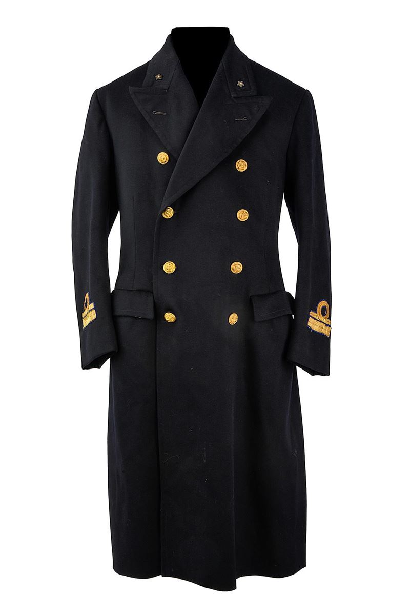 Capitano di corvetta della Regia Marina, Cappotto in panno blu scuro con insegne e bottoni