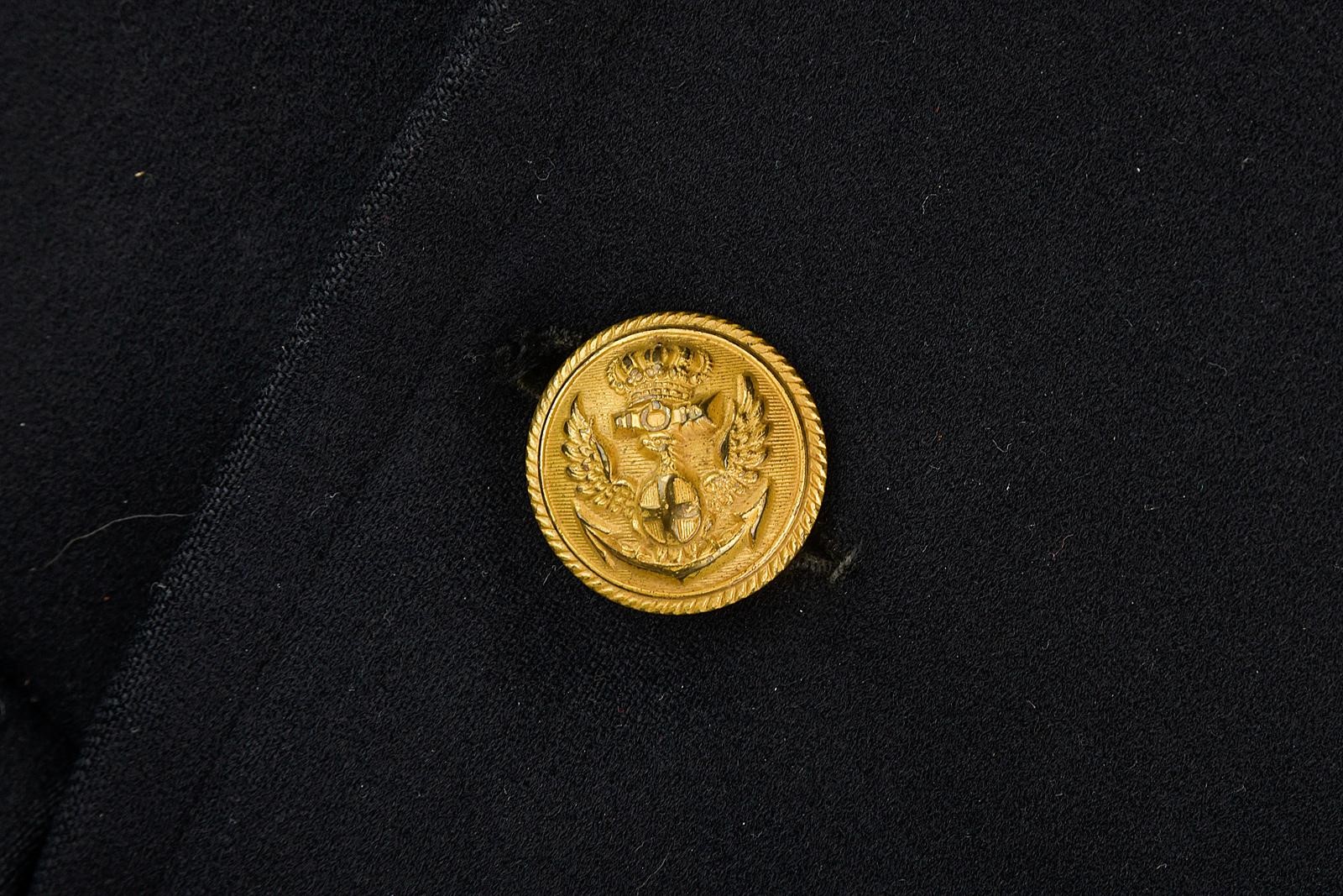 Capitano di corvetta della Regia Marina, Cappotto in panno blu scuro con insegne e bottoni