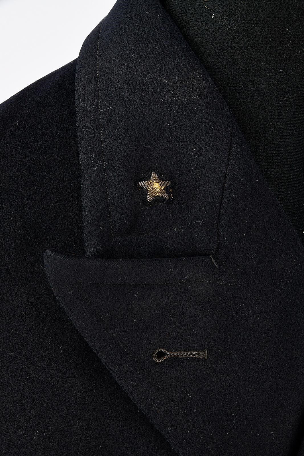 Capitano di corvetta della Regia Marina, Cappotto in panno blu scuro con insegne e bottoni
