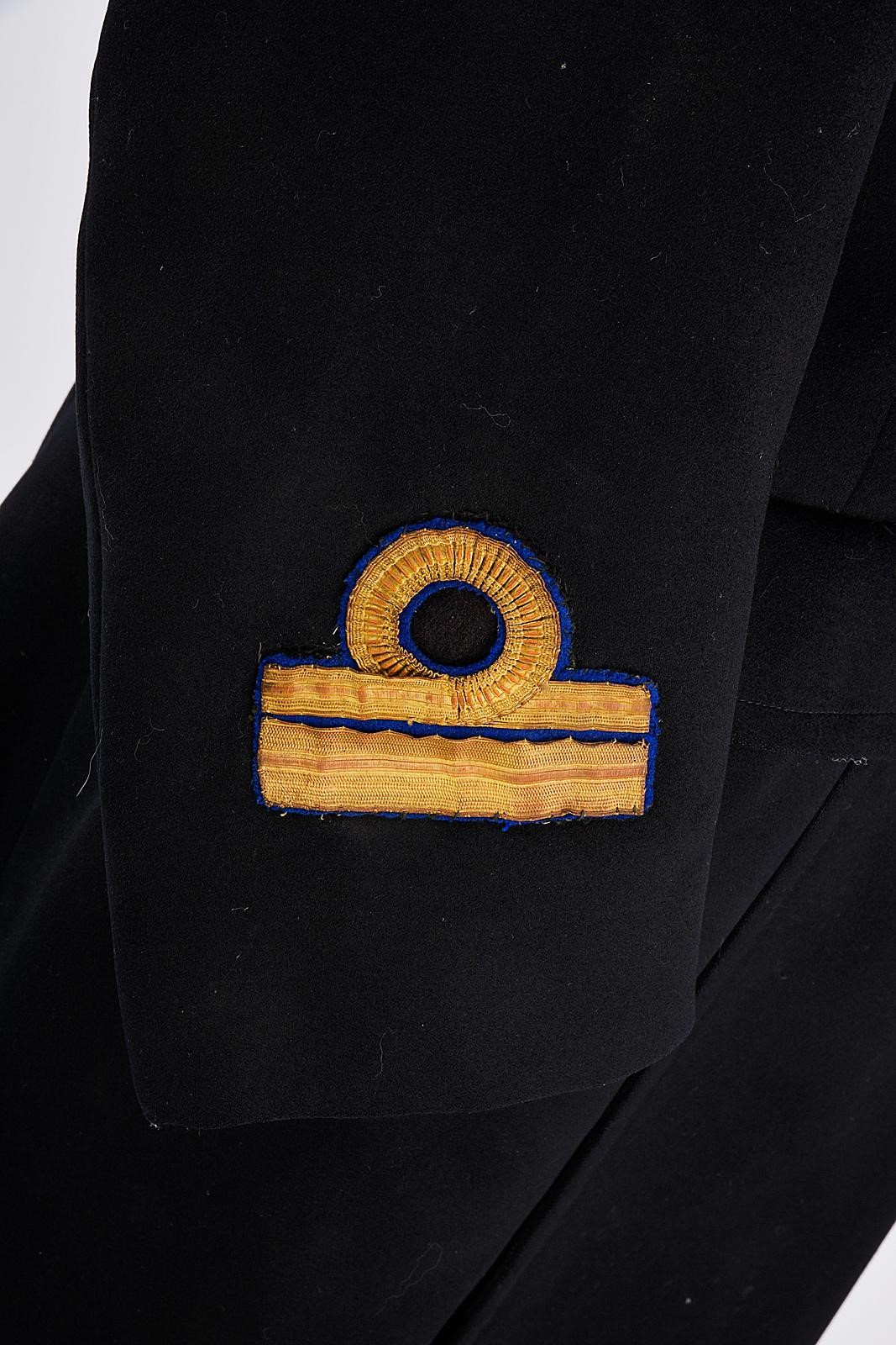 Capitano di corvetta della Regia Marina, Cappotto in panno blu scuro con insegne e bottoni