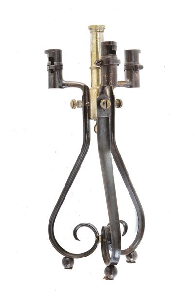 Candelabro patriottico, reimpiego di baionette e modellino di cannone