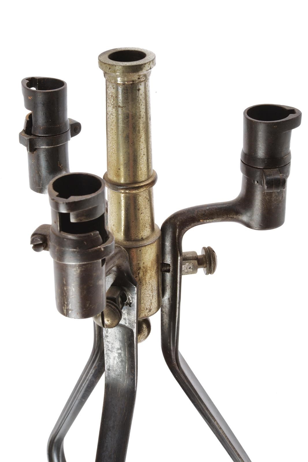 Candelabro patriottico, reimpiego di baionette e modellino di cannone