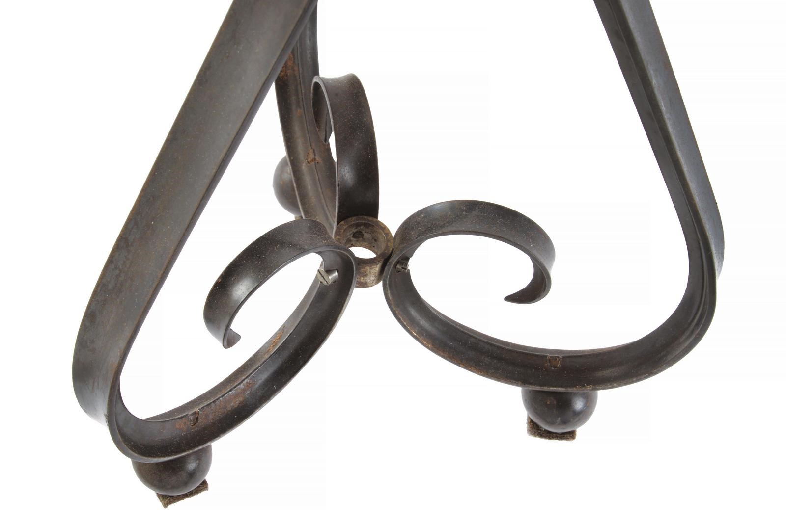 Candelabro patriottico, reimpiego di baionette e modellino di cannone