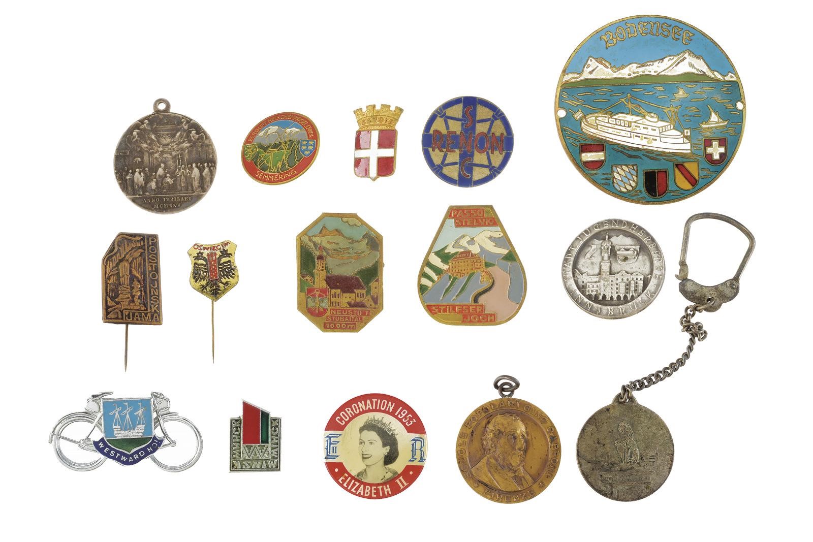 Collezione di spille e medaglie smaltate, da Europa, XX-XXI secolo