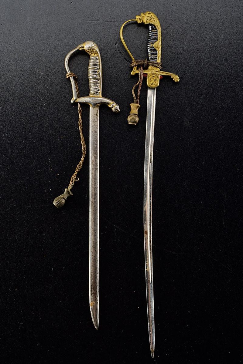 Due miniature di sciabole militari da ufficiale, prima metà del XX secolo