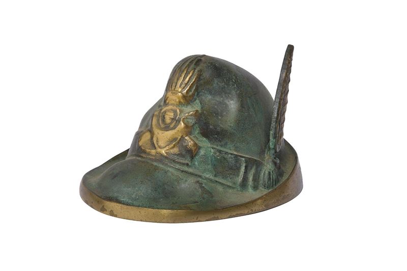 Miniatura di cappello degli Alpini, metallo dipinto con fregio a rilievo e penna