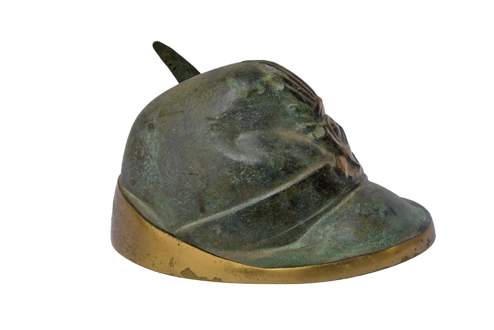 Miniatura di cappello degli Alpini, metallo dipinto con fregio a rilievo e penna