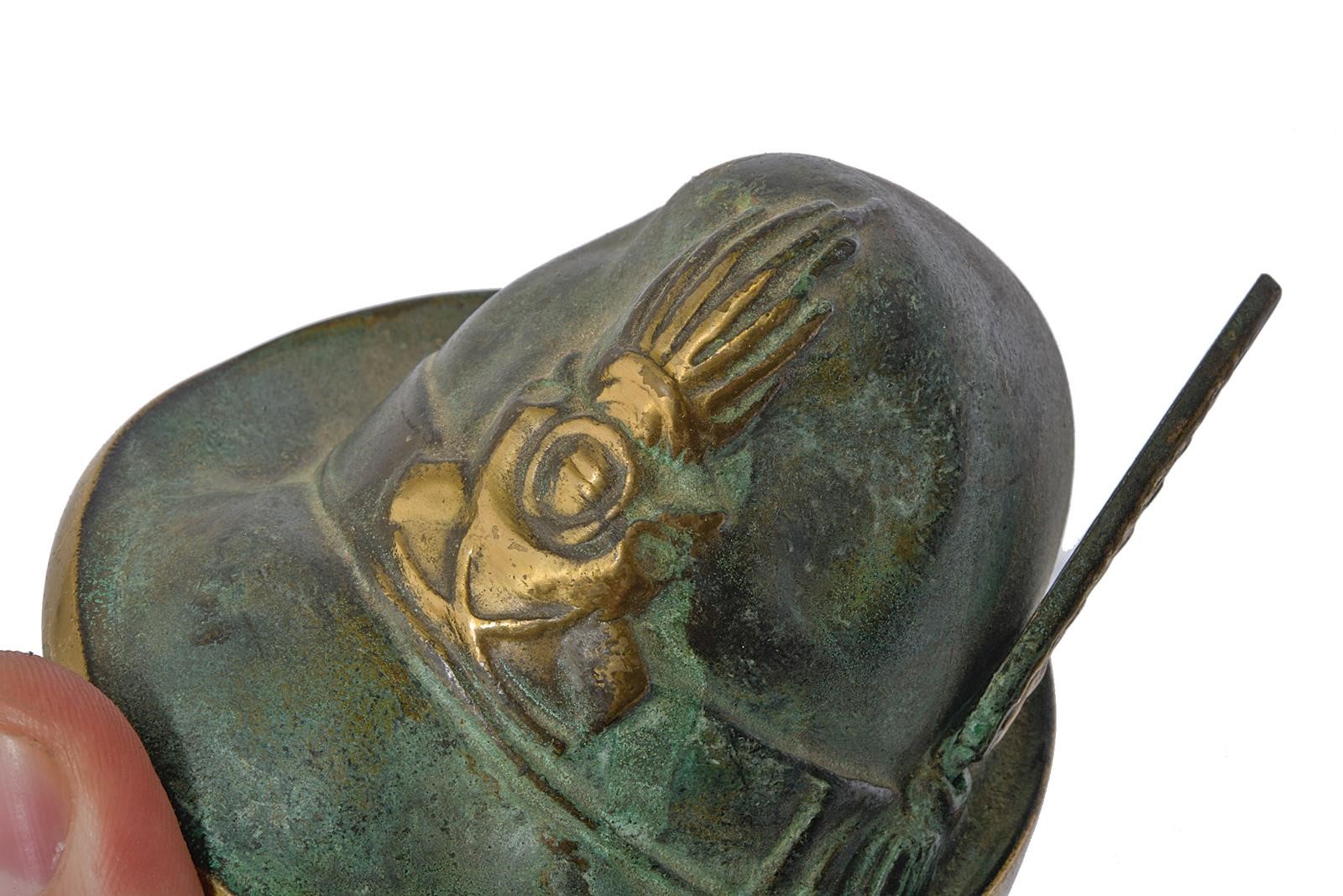 Miniatura di cappello degli Alpini, metallo dipinto con fregio a rilievo e penna