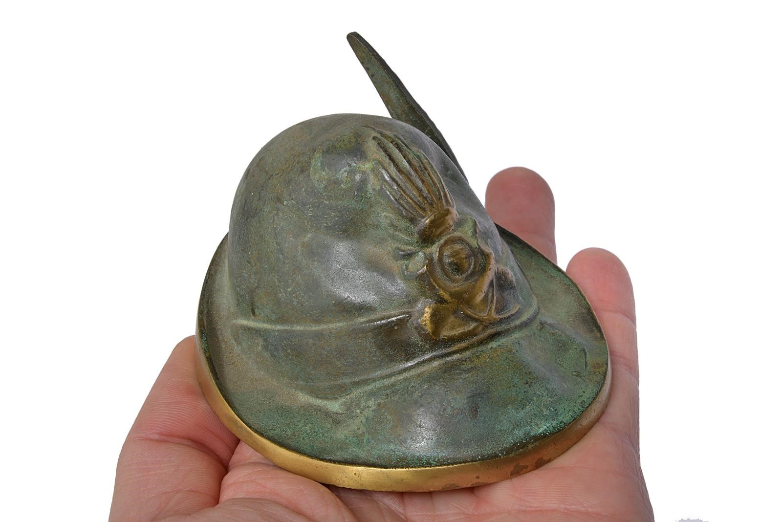 Miniatura di cappello degli Alpini, metallo dipinto con fregio a rilievo e penna