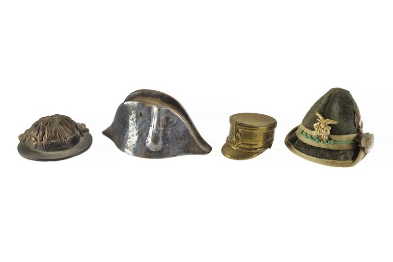 Quattro miniature di copricapi militari, bronzo/ottone/metallo argentato e stoffa, Prima metà del...