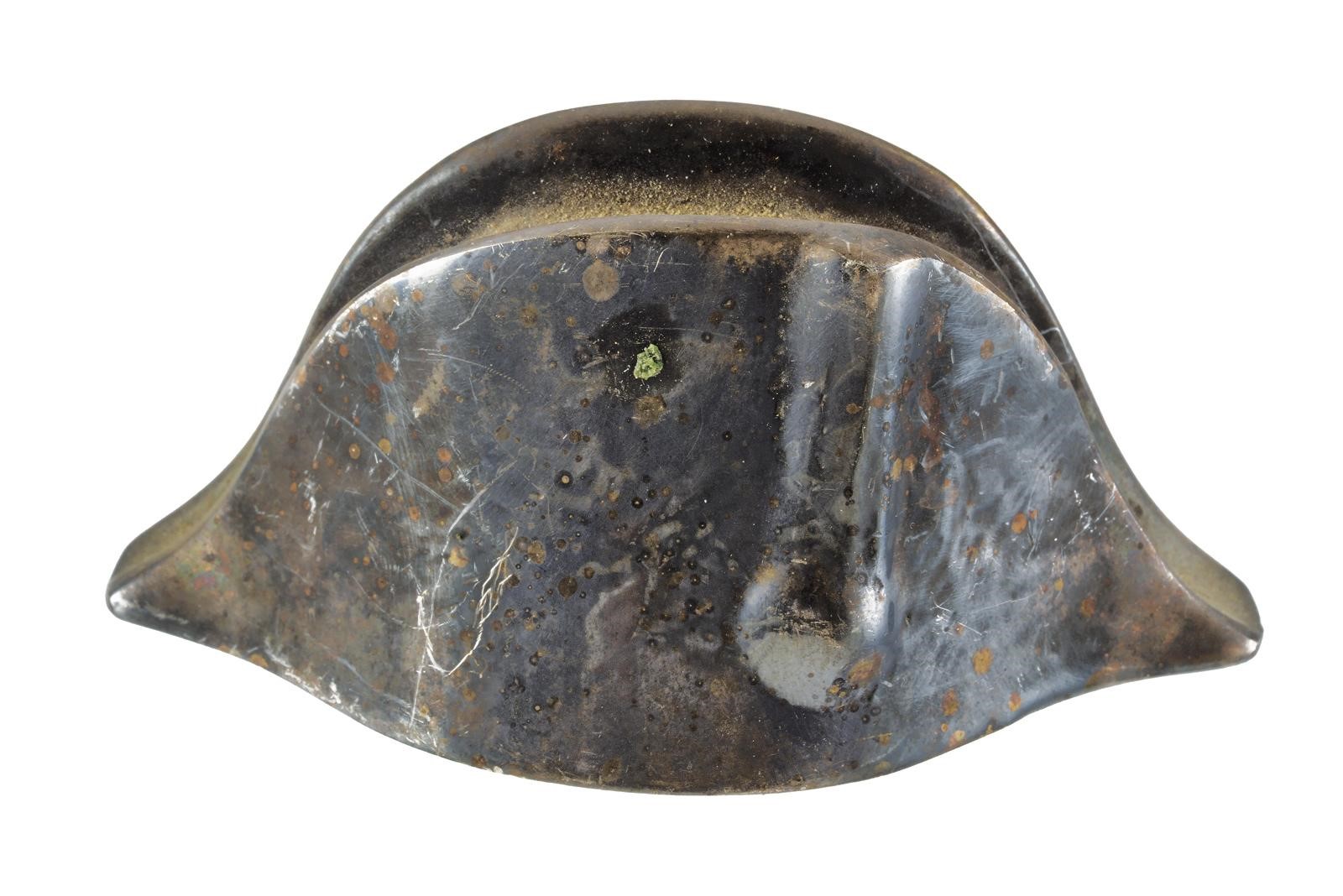 Quattro miniature di copricapi militari, bronzo/ottone/metallo argentato e stoffa, Prima metà del...