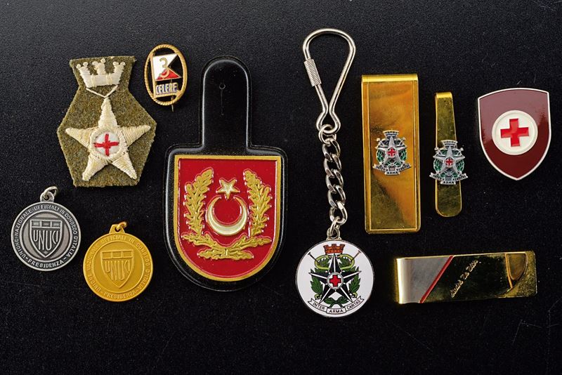 Europa, Lotto di distintivi e accessori militari (tre medaglie, due spille), XX–XXI secolo