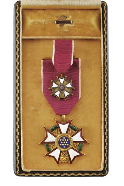 Legione del merito, croce da cavaliere dorata e smaltata su nastro (1966)