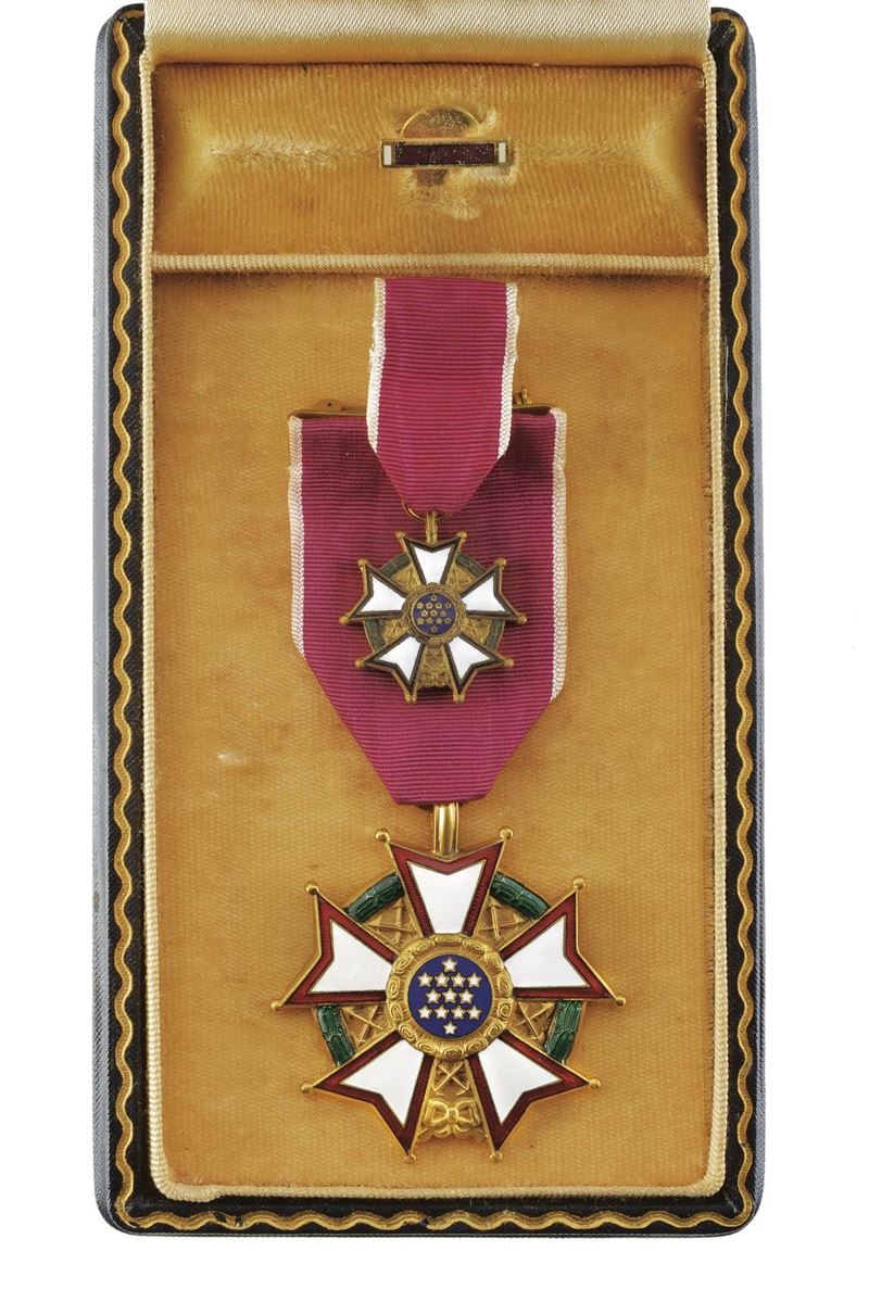Legione del merito, croce da cavaliere dorata e smaltata su nastro (1966)
