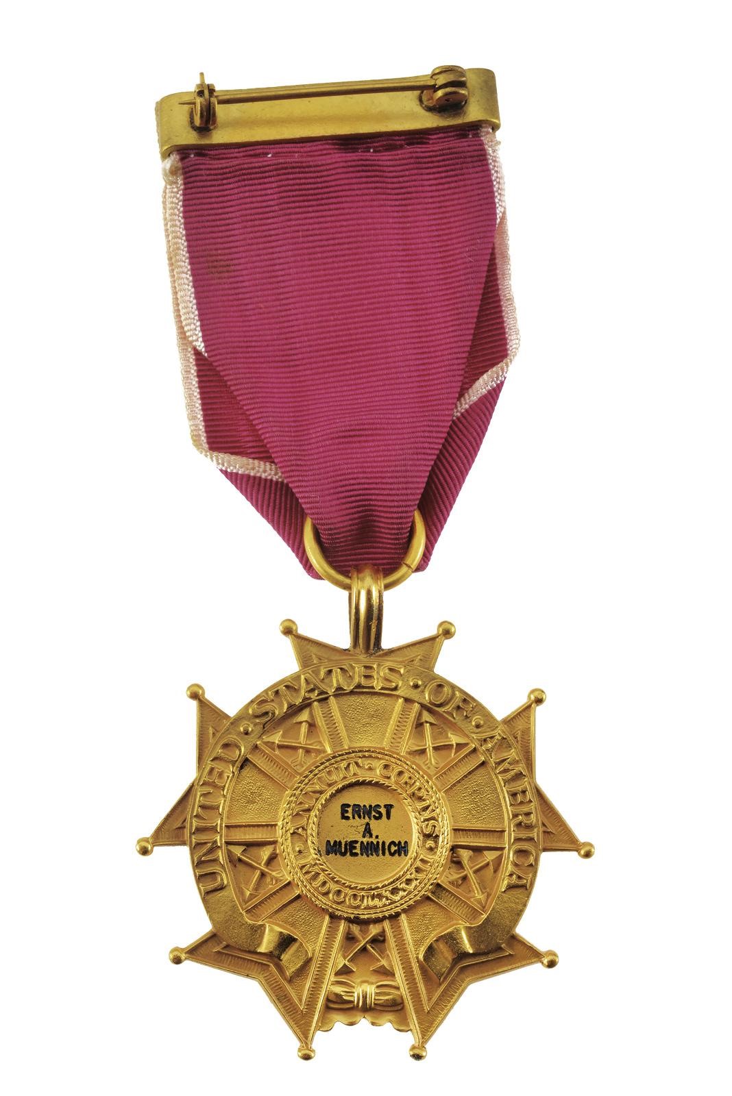 Legione del merito, croce da cavaliere dorata e smaltata su nastro (1966)