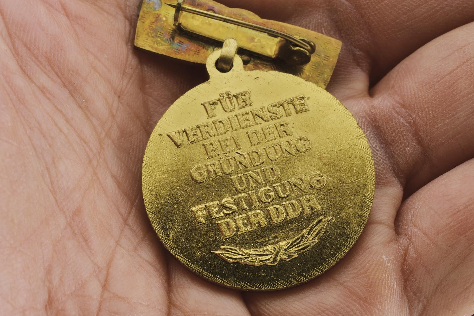 Repubblica Democratica Tedesca, Lotto di quattordici medaglie e fregi (1949–1990)