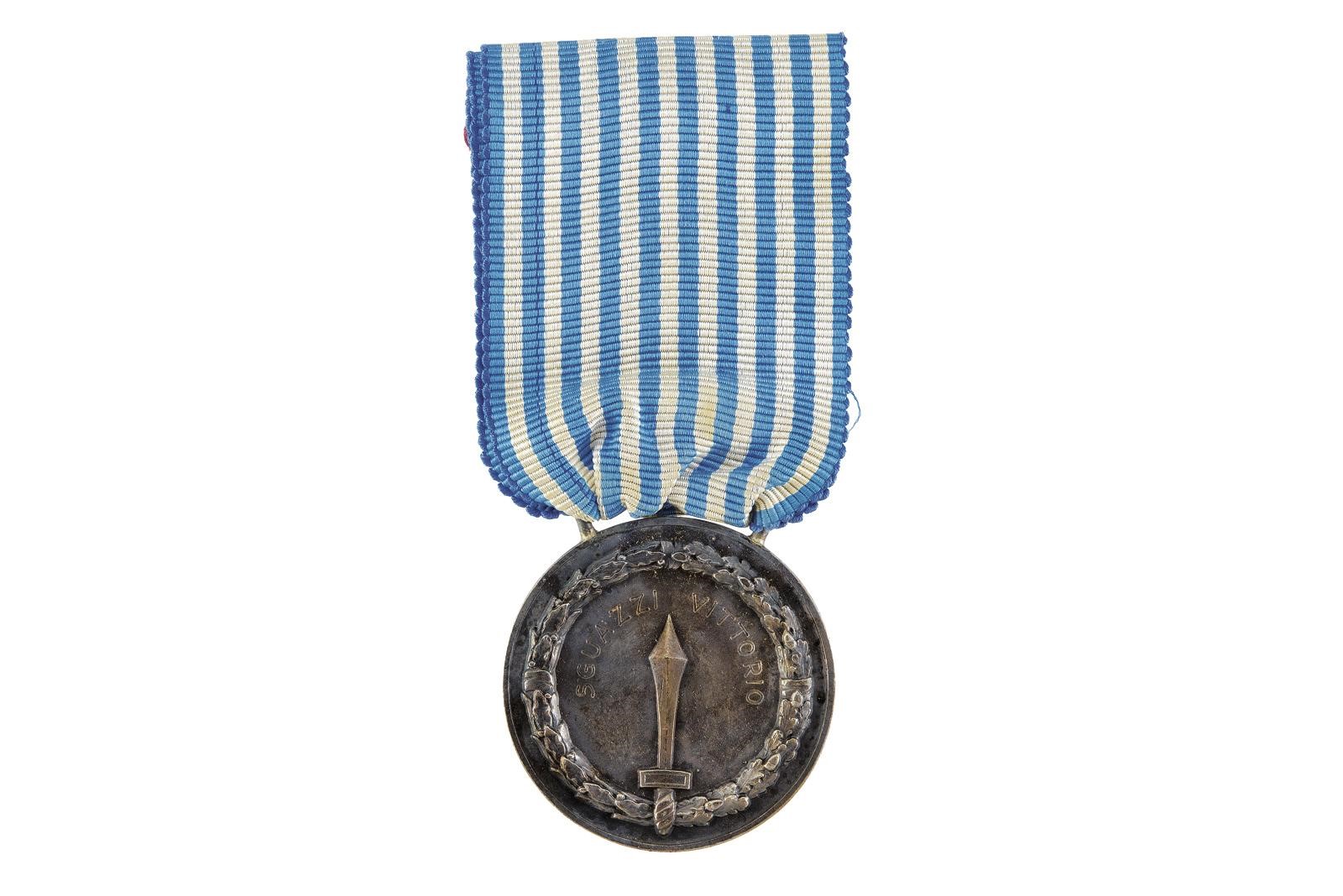 Regno d'Italia, Medaglia al Merito di Lungo Comando, argento con nastro (diam. 3,4 cm), ca. 1935