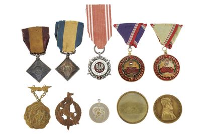 Lotto di medaglie e distintivi, bronzo/rame e metallo bianco, XIX/XX secolo