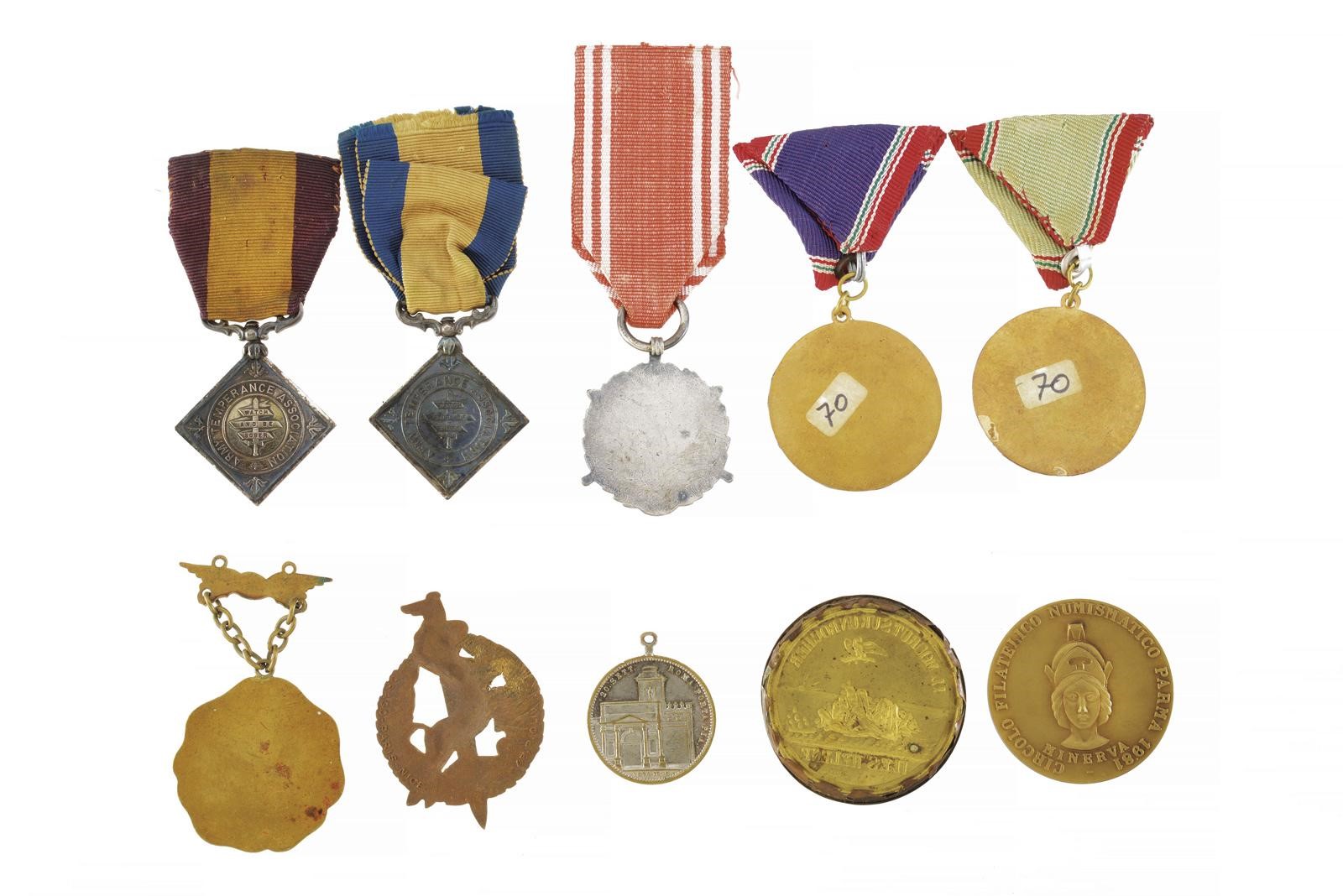 Lotto di medaglie e distintivi, bronzo/rame e metallo bianco, XIX/XX secolo