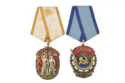 Unione Sovietica, Lotto di due distintivi in metallo argento con smalti (terzo quarto del XX seco...