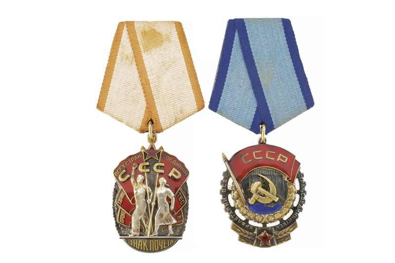 Unione Sovietica, Lotto di due distintivi in metallo argento con smalti (terzo quarto del XX seco...