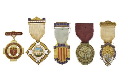 Decorazioni massoniche, lotto di cinque esemplari, metallo dorato e smaltato, nastro, Gran Bretag...