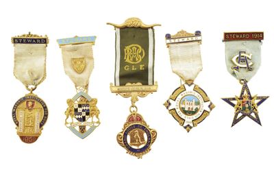 Cinque decorazioni massoniche, metallo dorato e smaltato, su nastro (Gran Bretagna, 1950-1960)