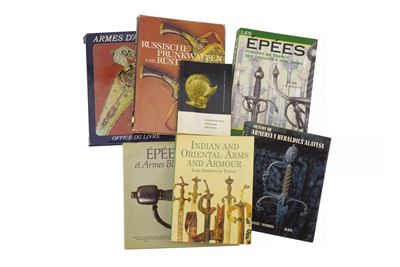 Collezione di sette volumi illustrati, cataloghi e testi su armi e armature