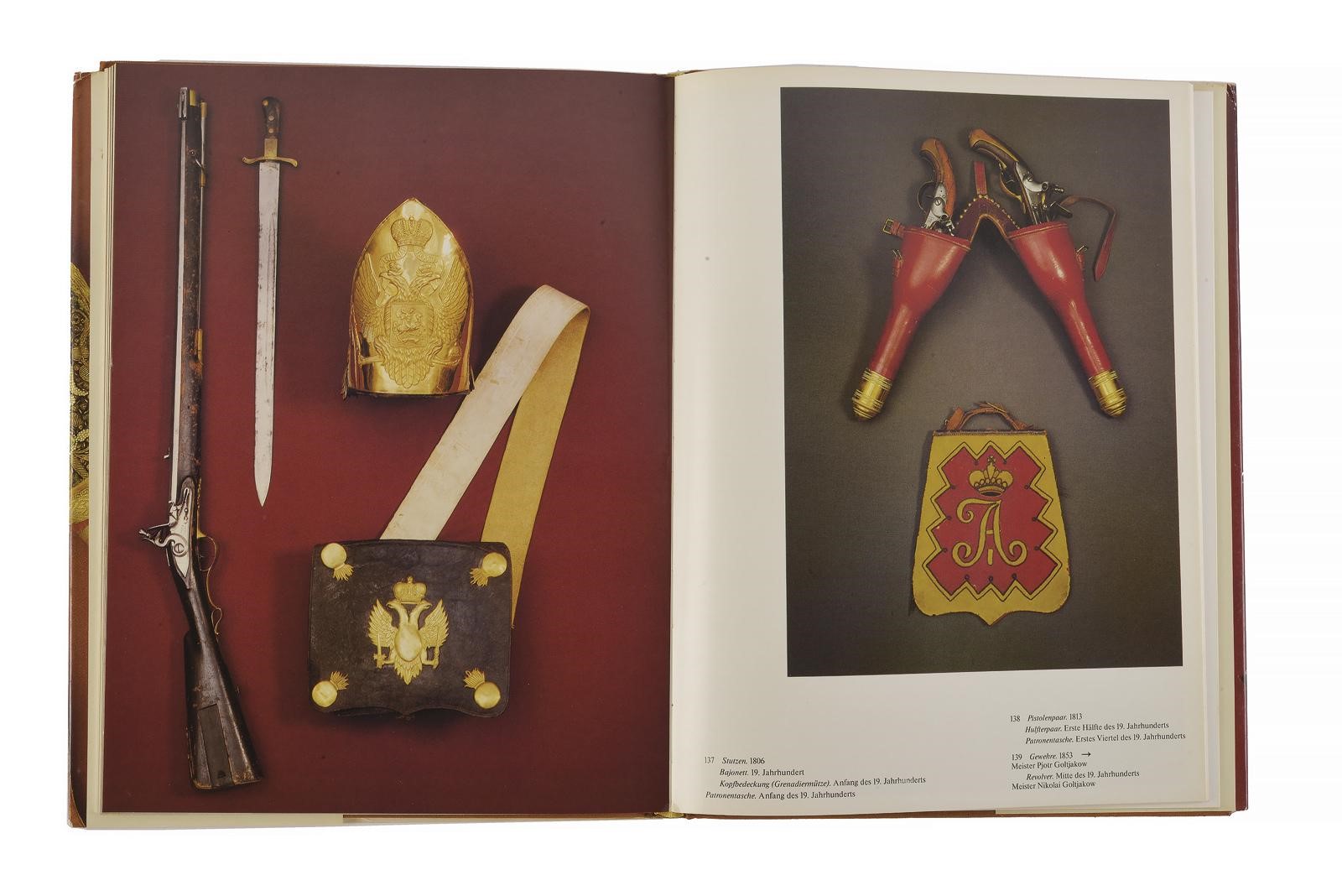 Collezione di sette volumi illustrati, cataloghi e testi su armi e armature