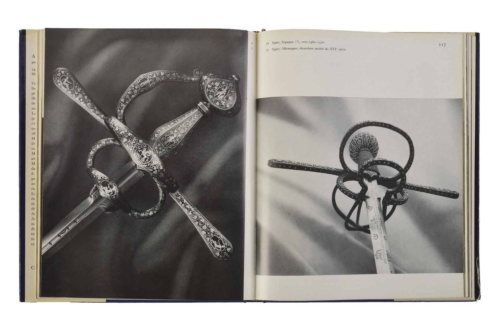 Collezione di sette volumi illustrati, cataloghi e testi su armi e armature