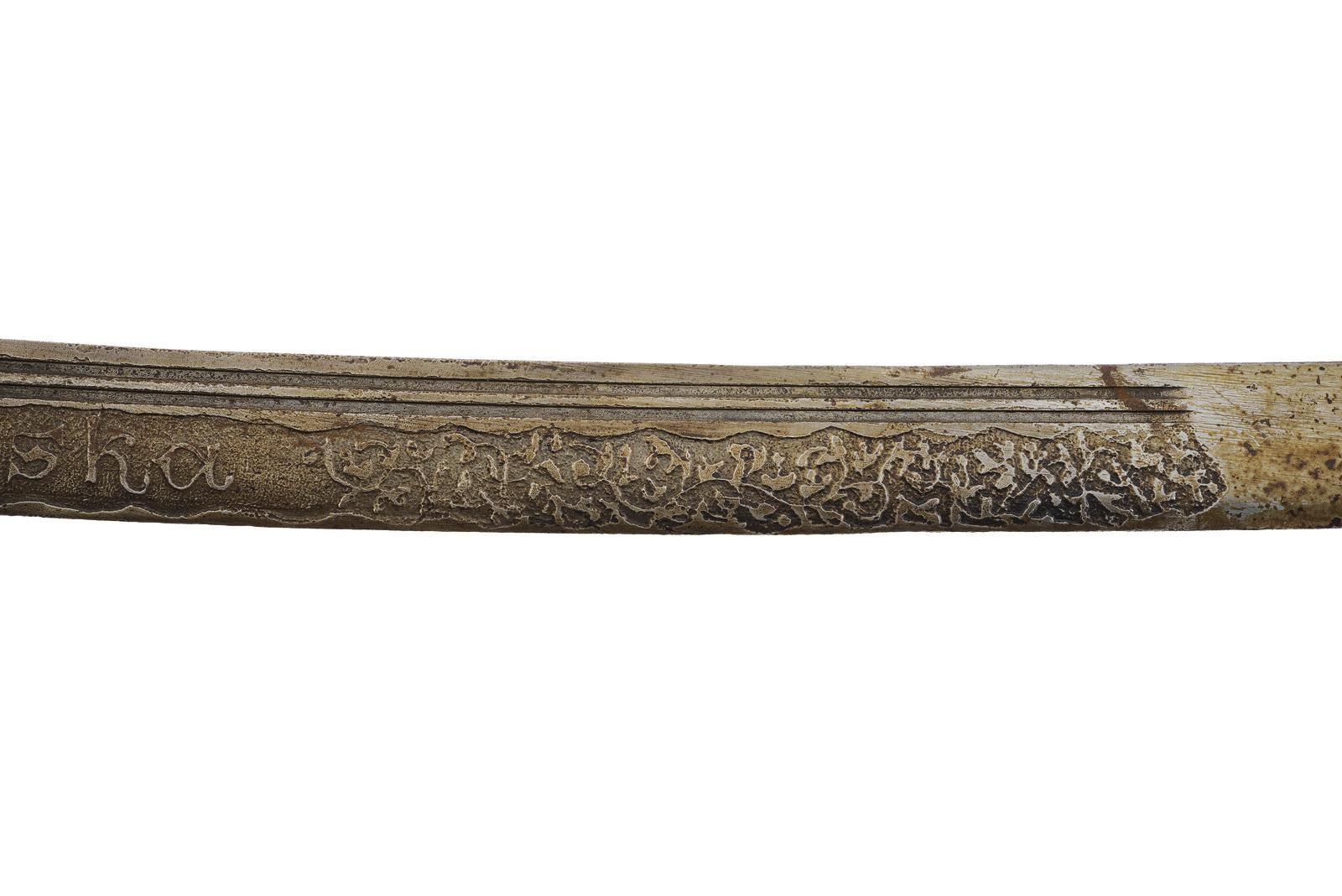 Karabela (replica), lama curva decorata con iscrizione