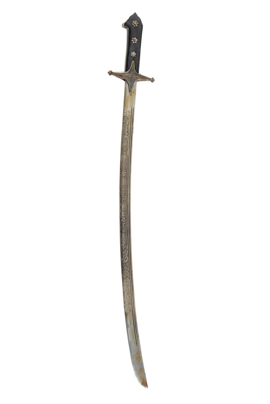 Karabela (replica), lama curva decorata con iscrizione