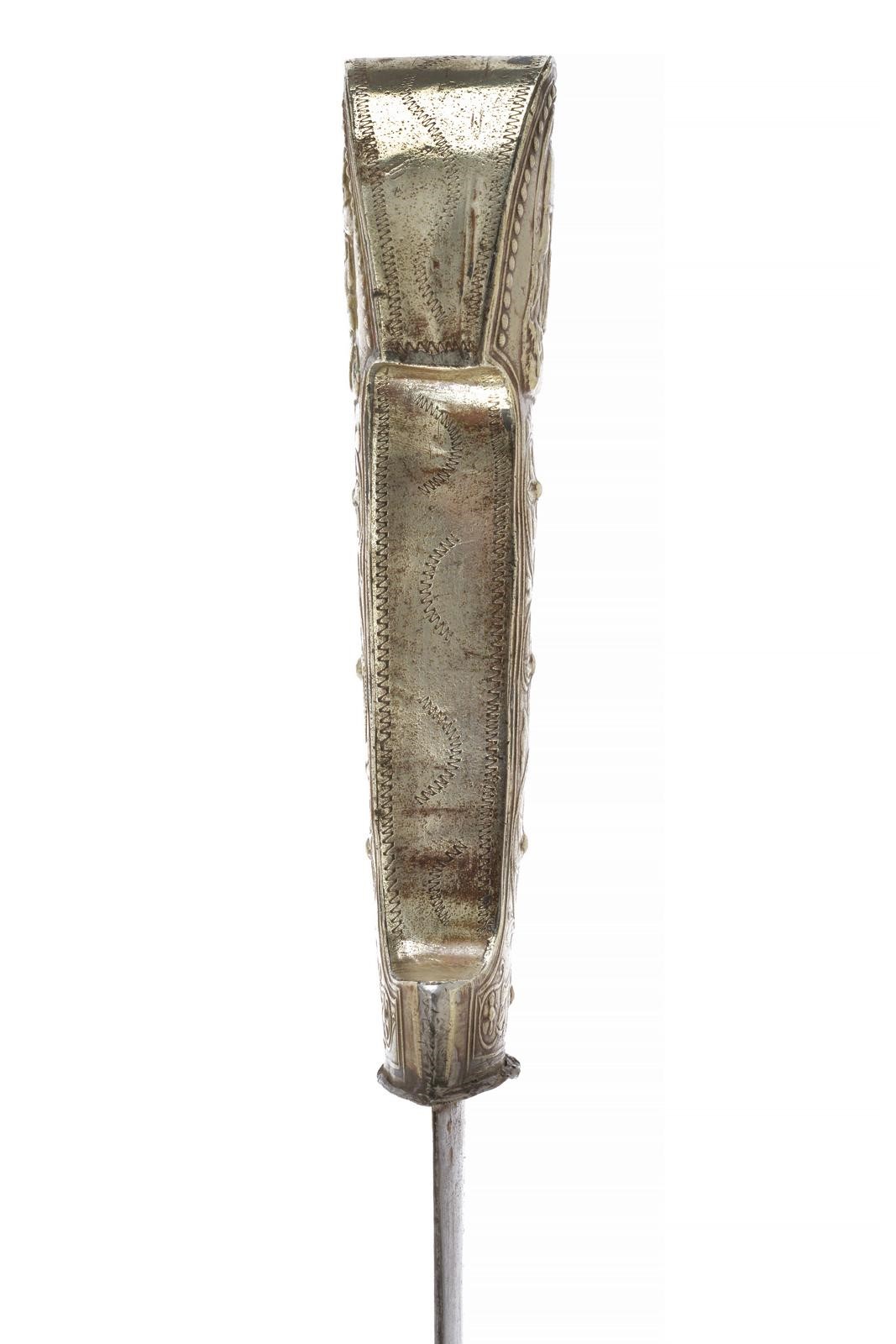 Arma bianca tipo kindjal, Pugnale con lama piatta e impugnatura con figurazione a rilievo