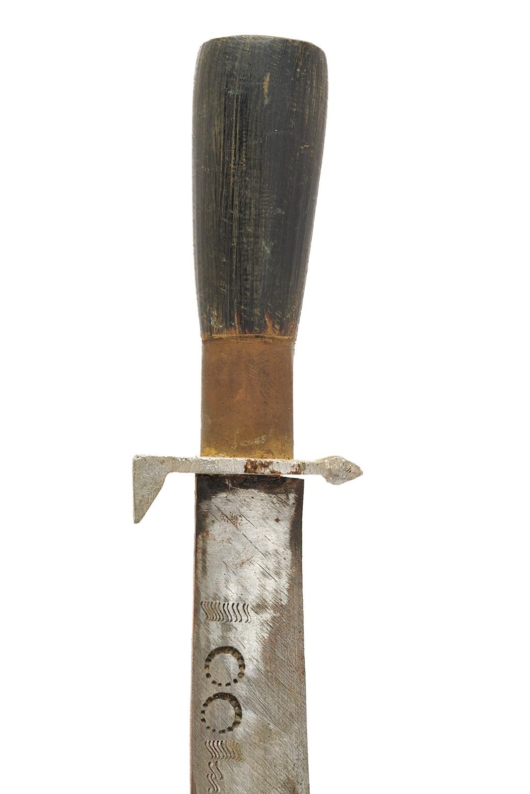 Balcani, Coltello con lama a un filo e incisioni geometriche