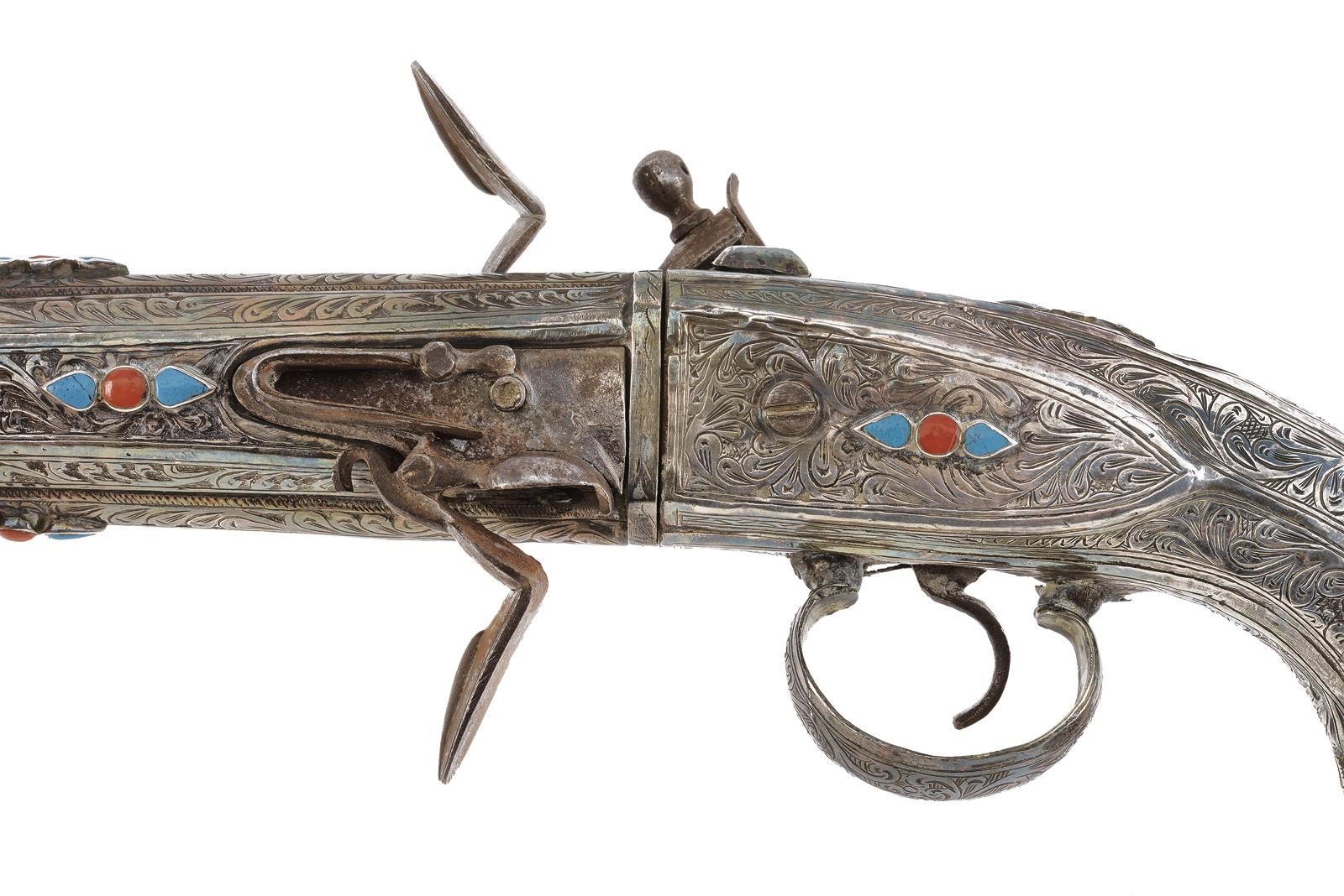 Arma decorativa a pietra focaia a due canne girevoli, pistola balcanica con rivestimento in lamin...