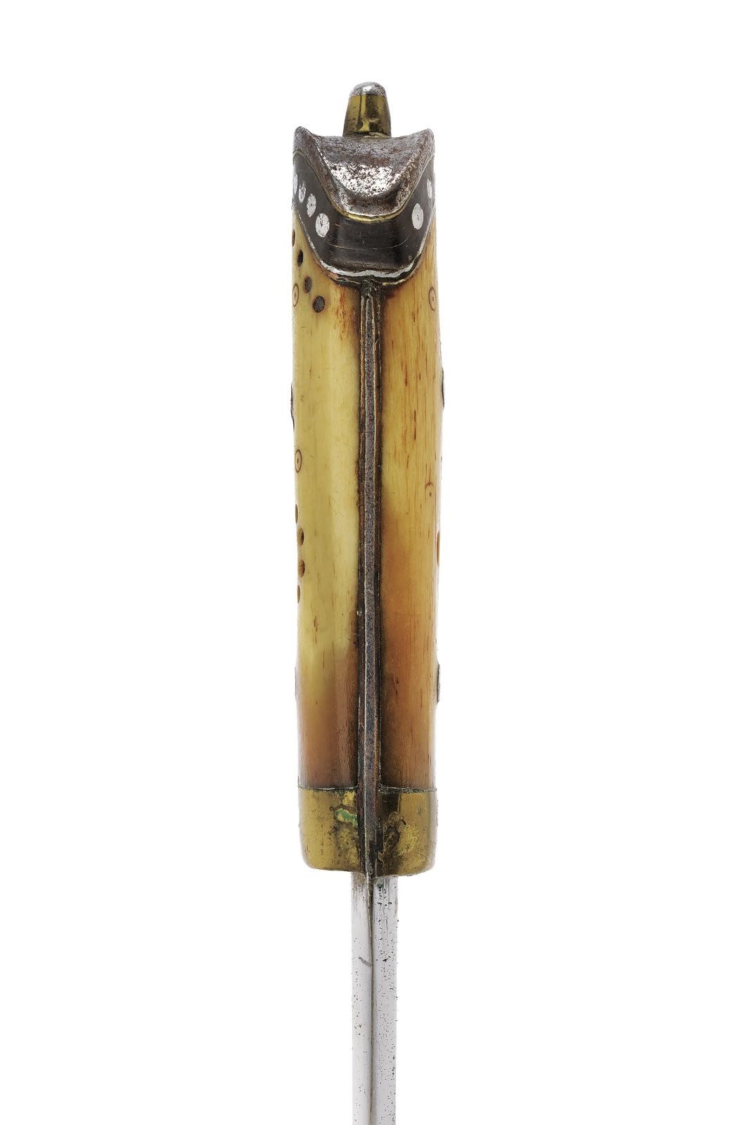 Arma bianca, coltello con lama dritta a un filo, impugnatura con guancette in corno di cervo e fo...