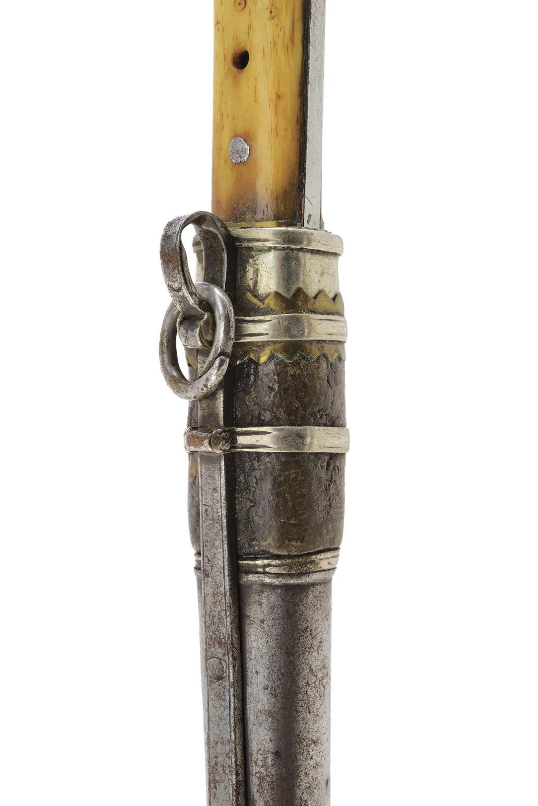 Arma bianca, coltello con lama dritta a un filo, impugnatura con guancette in corno di cervo e fo...