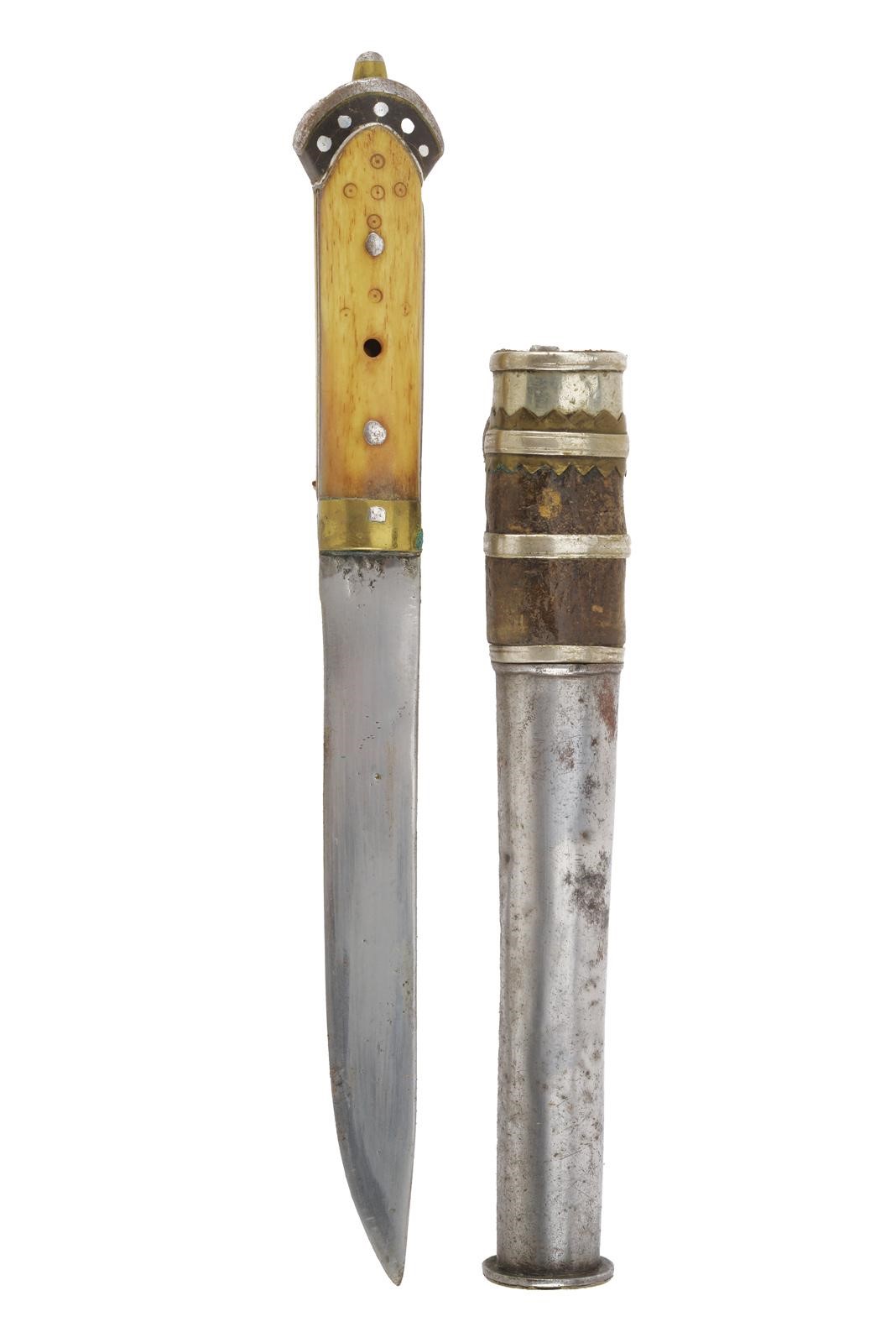 Arma bianca, coltello con lama dritta a un filo, impugnatura con guancette in corno di cervo e fo...