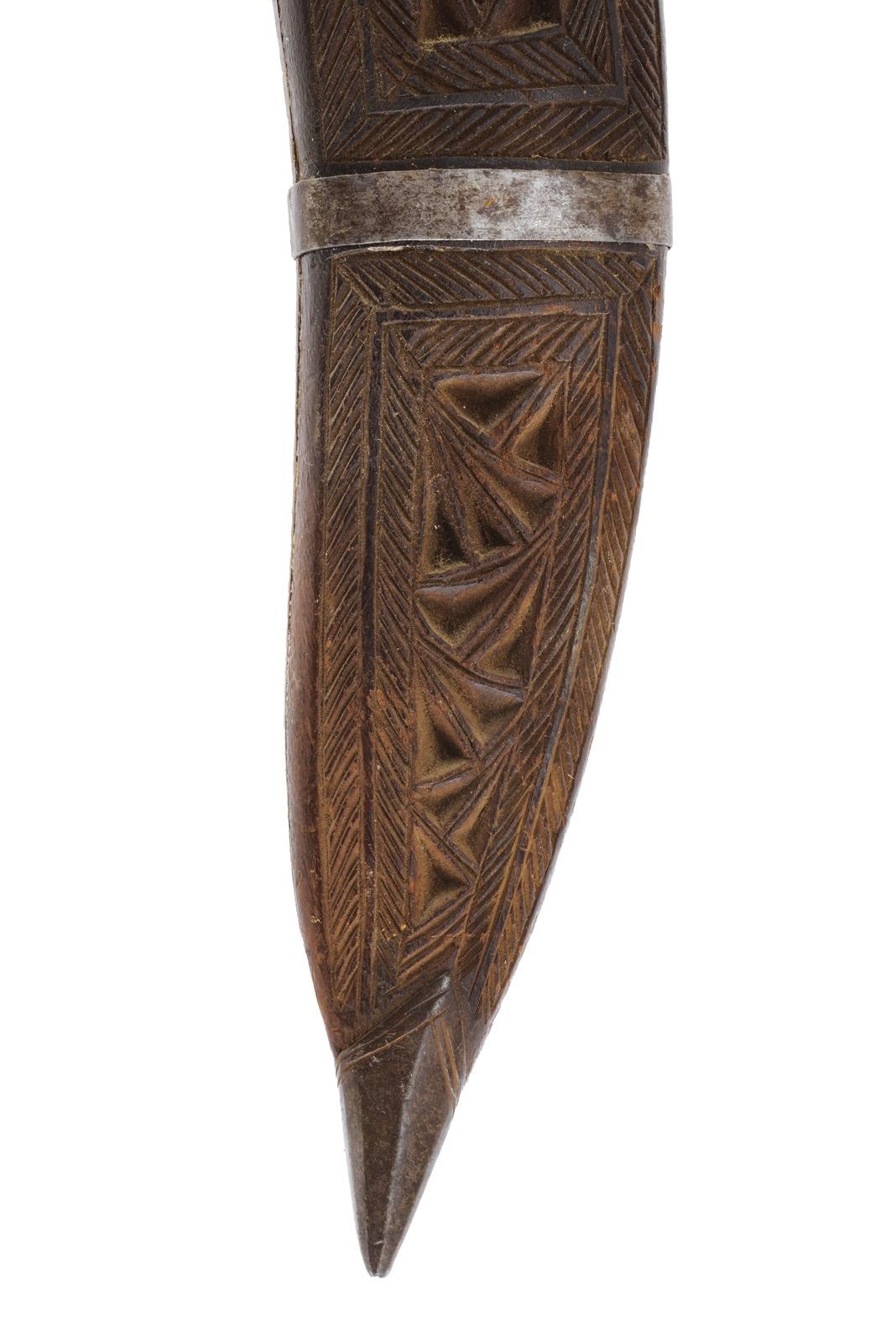 Kukri civile, lama curva a un filo con scanalature sul dorso (Nepal)