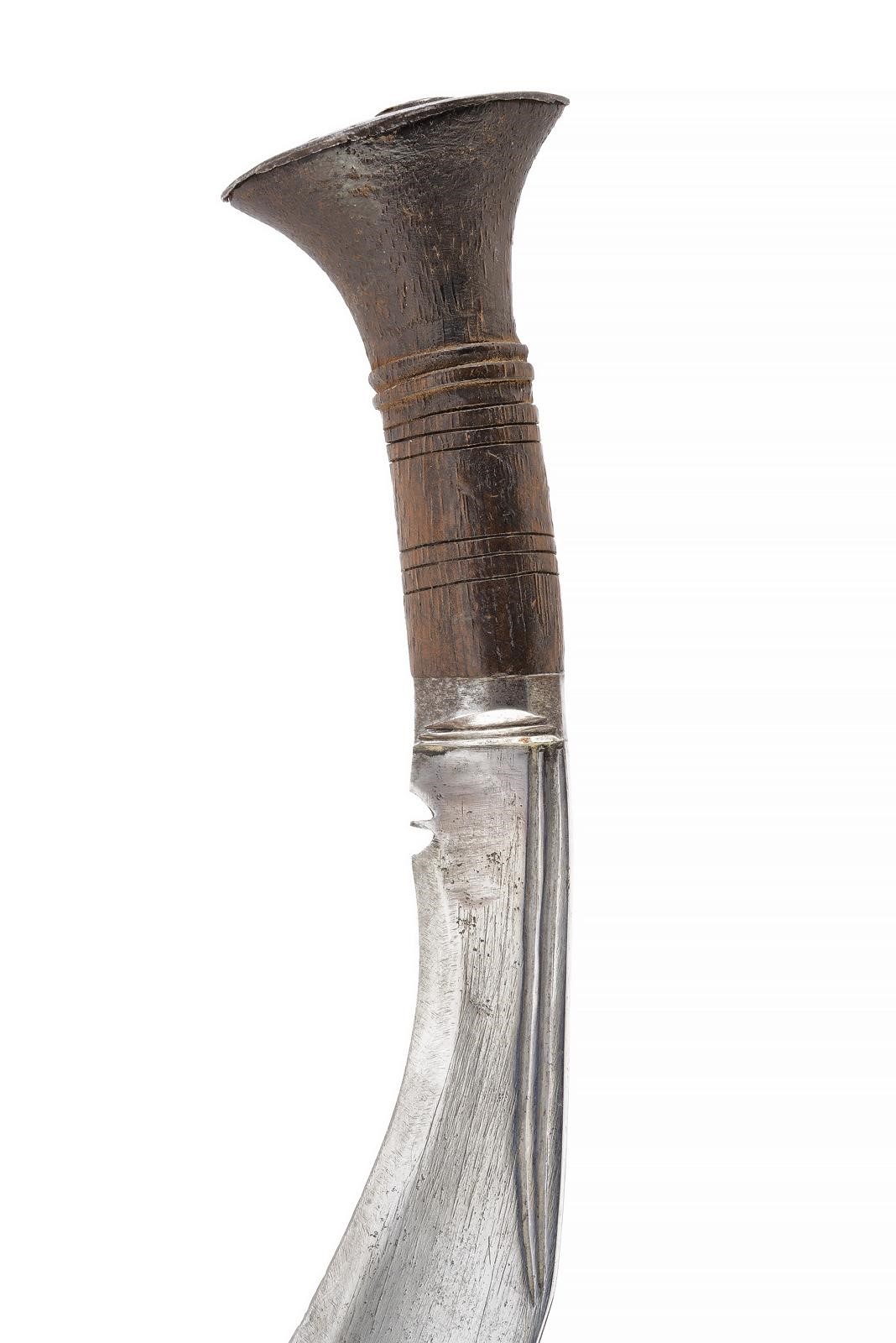 Kukri civile, lama curva a un filo con scanalature sul dorso (Nepal)