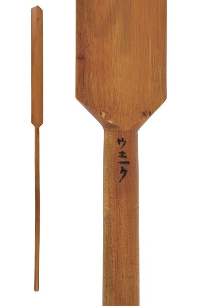 Giappone, Eku (pagaia in legno decorata con kanji a fuoco) per pratica del kobudo