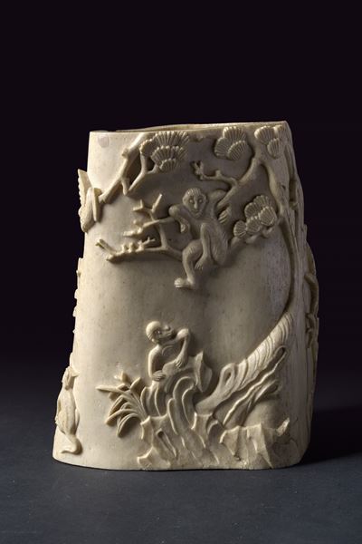Portapennelli in osso, scultura in bassorilievo con motivi naturalistici (Giappone)
