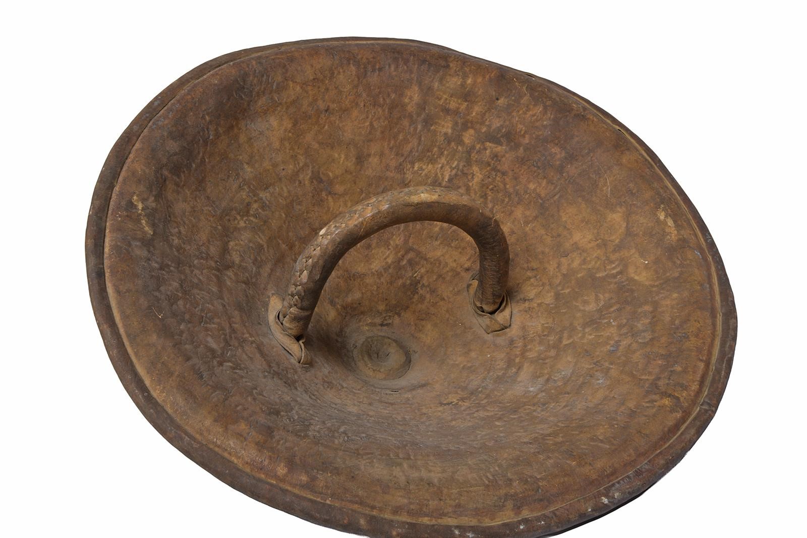 Scudo etiope in cuoio, decorazione a cerchi concentrici, diametro 48,5 cm