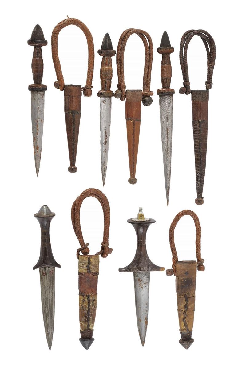 Lotto di cinque pugnali da braccio con lame a due fili e fodero, Africa (28–33,5 cm)