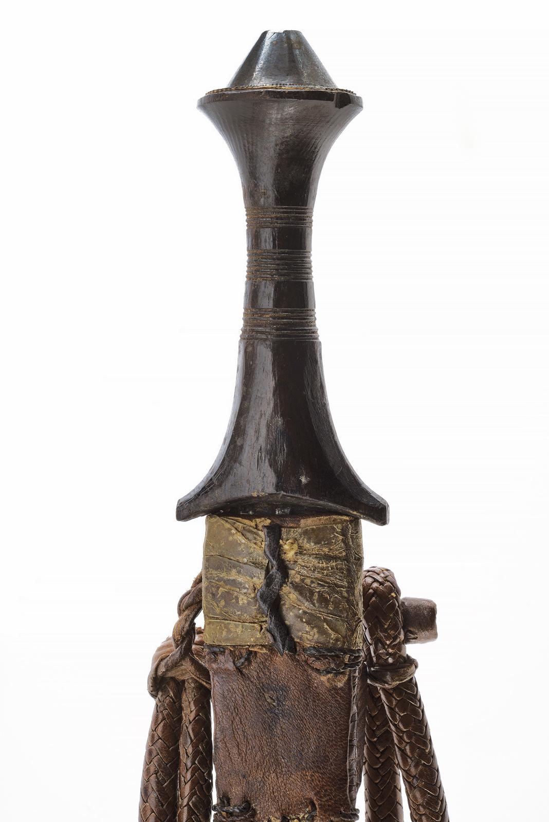 Lotto di cinque pugnali da braccio con lame a due fili e fodero, Africa (28–33,5 cm)