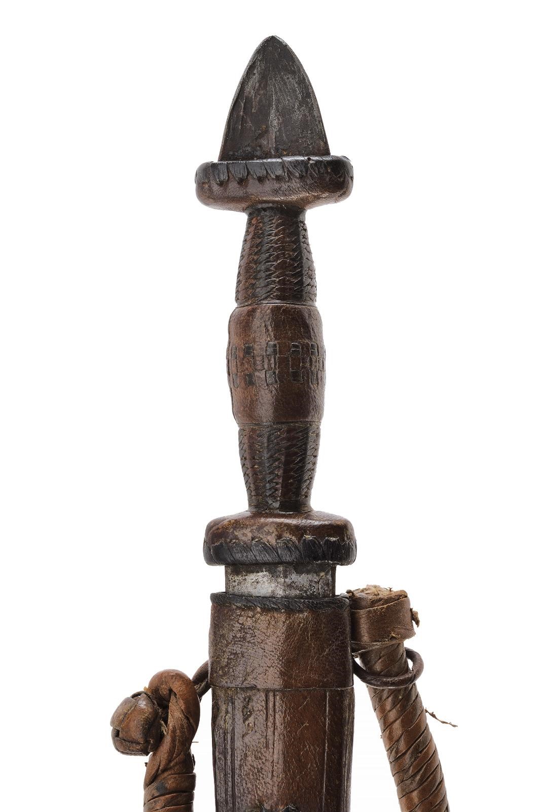 Lotto di cinque pugnali da braccio con lame a due fili e fodero, Africa (28–33,5 cm)