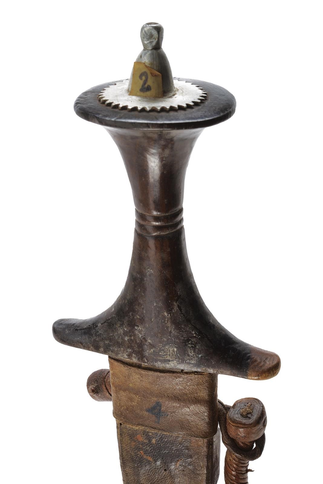 Lotto di cinque pugnali da braccio con lame a due fili e fodero, Africa (28–33,5 cm)