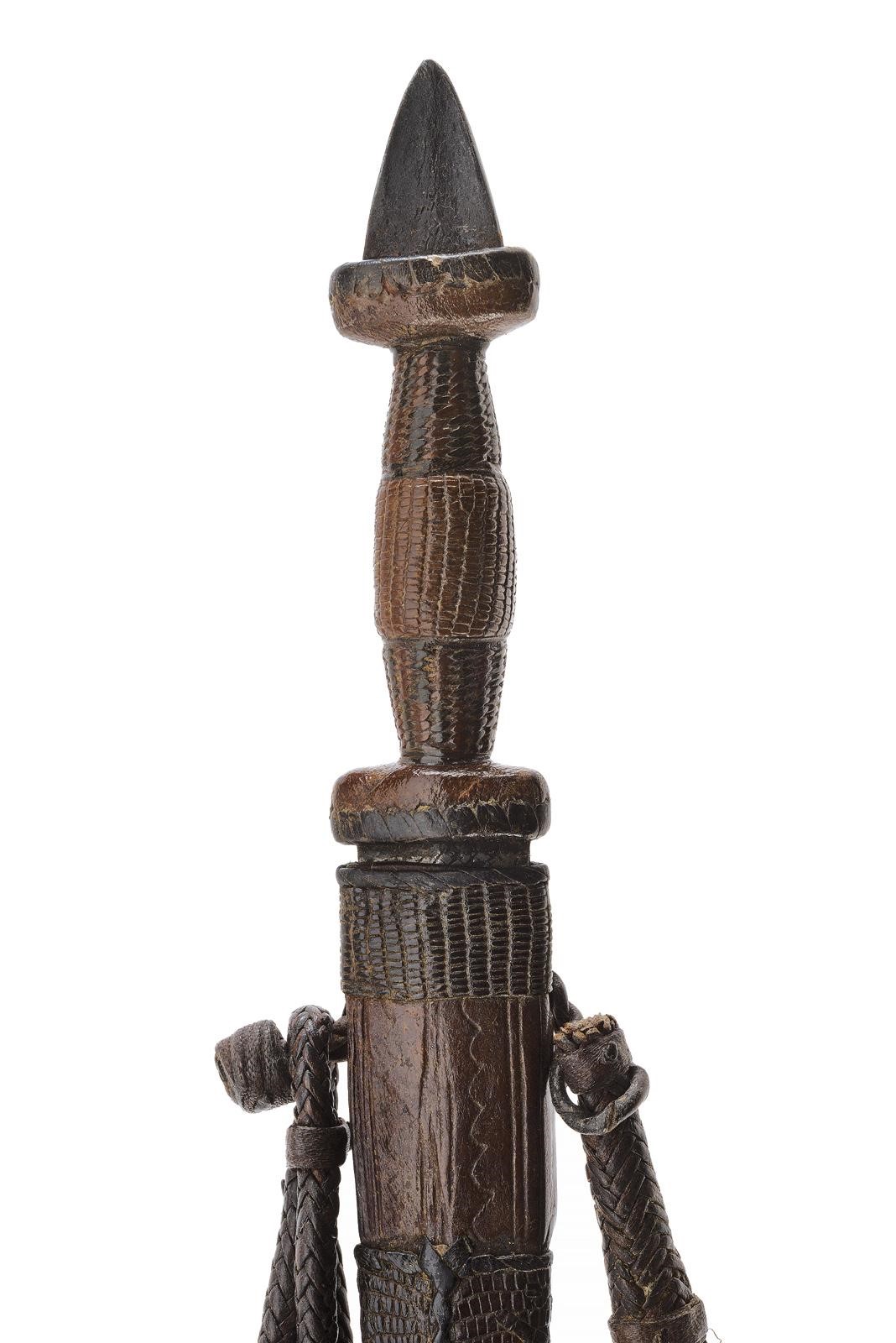 Lotto di cinque pugnali da braccio con lame a due fili e fodero, Africa (28–33,5 cm)