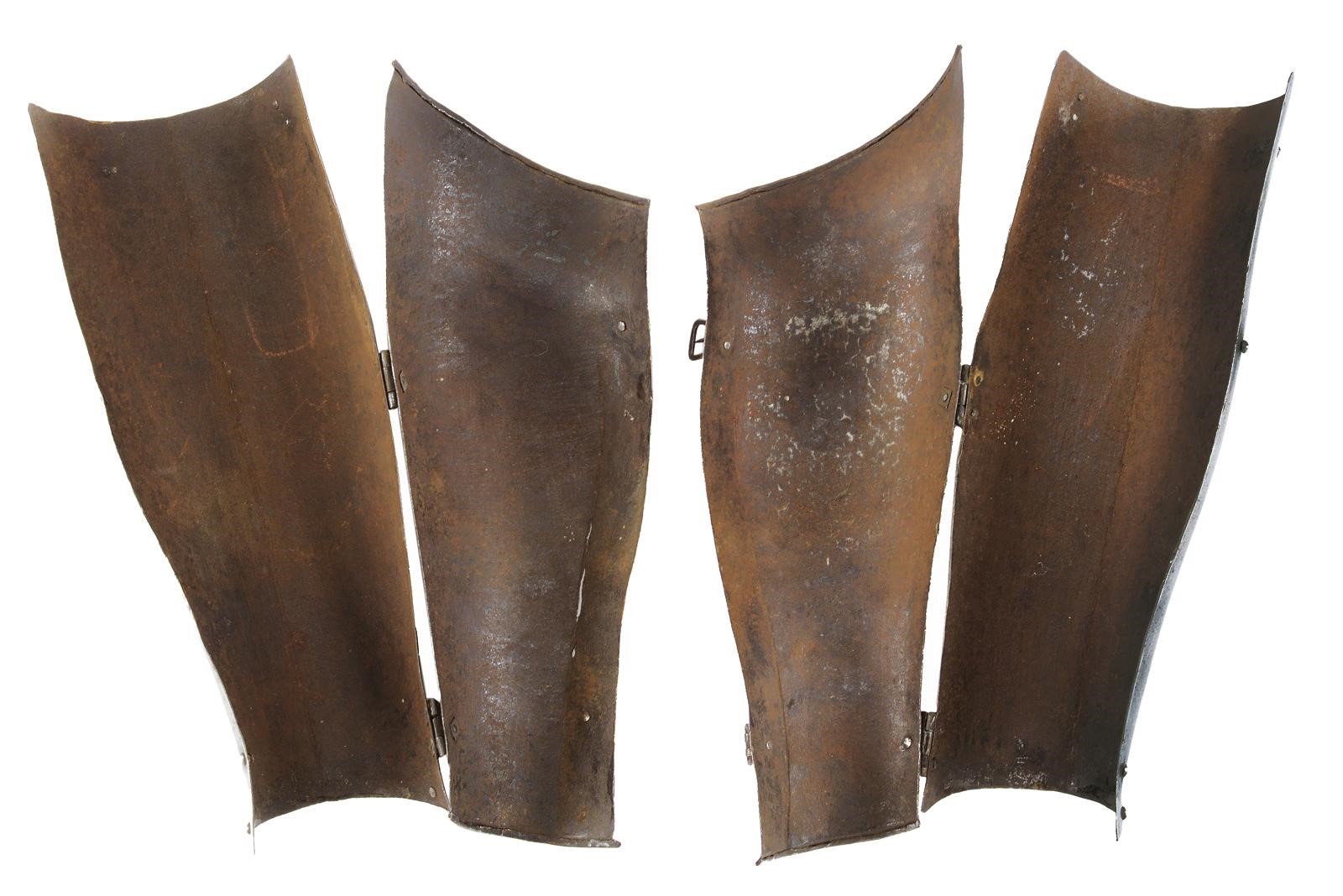 Paio di schinieri, altezza 37 cm
